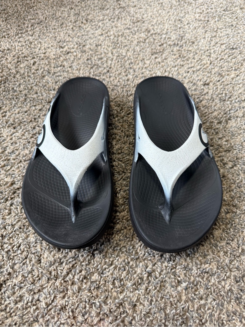 OOFOS Women's Black and White Flip Flop Sandals